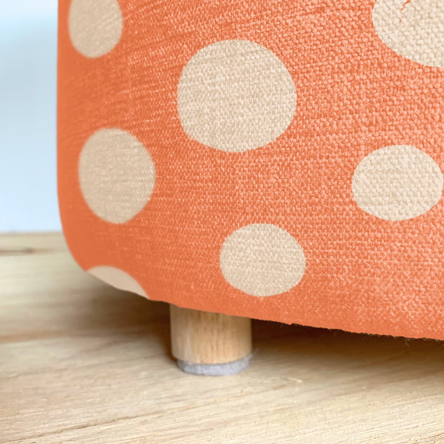 SALMON GRANDE DOT ROUND OTTOMAN