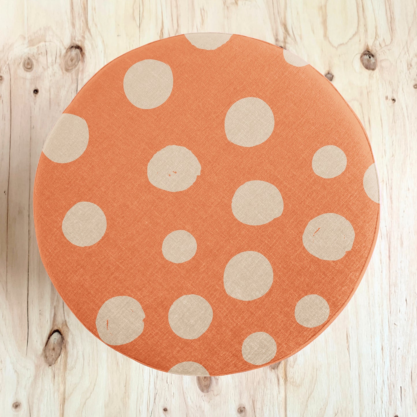 SALMON GRANDE DOT ROUND OTTOMAN