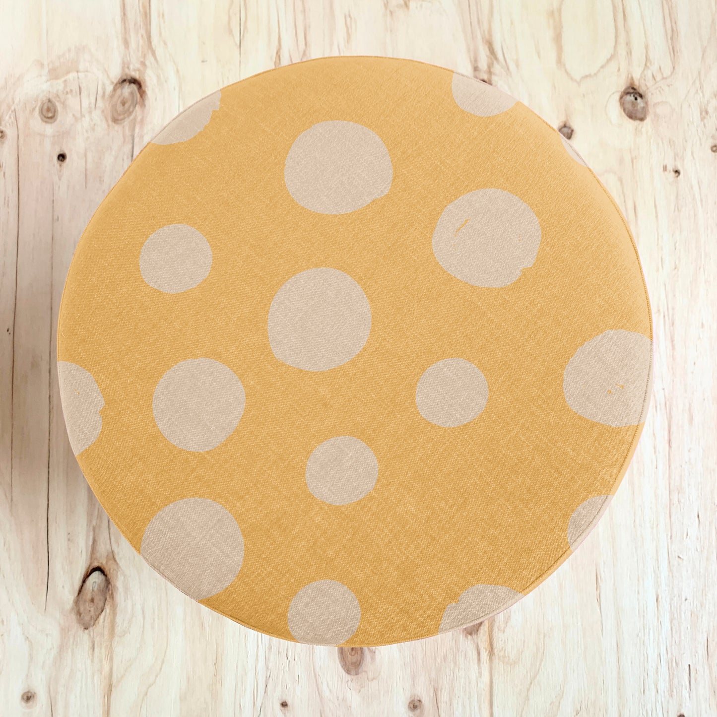 VANILLA GRANDE DOT ROUND OTTOMAN